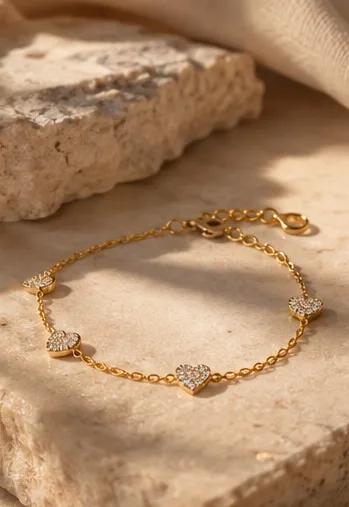 Pulseira de corações sobre pedra travertino